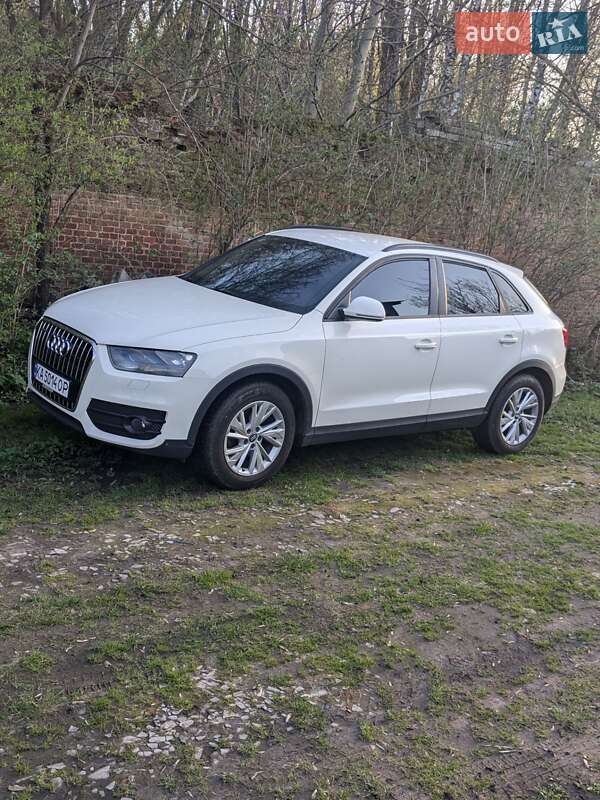 Позашляховик / Кросовер Audi Q3 2012 в 