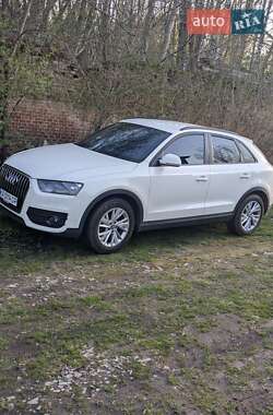 Позашляховик / Кросовер Audi Q3 2012 в 