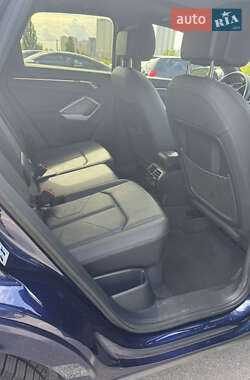 Позашляховик / Кросовер Audi Q3 2023 в 