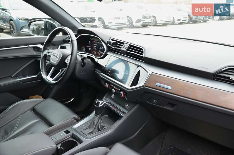 Внедорожник / Кроссовер Audi Q3 2019 в Киеве