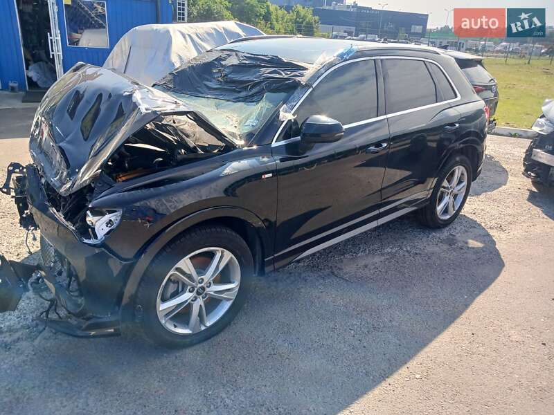 Внедорожник / Кроссовер Audi Q3 2021 в 
