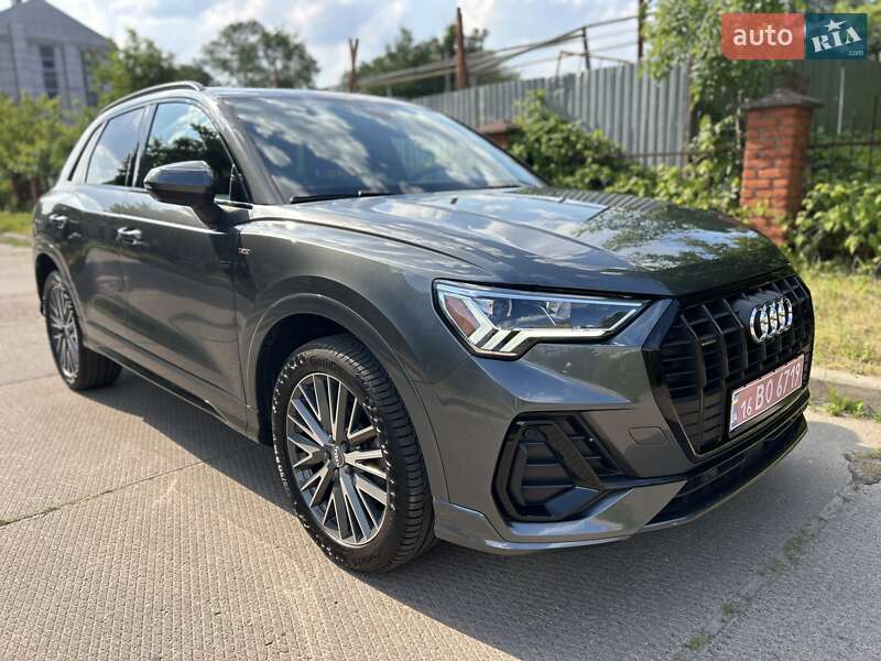 Позашляховик / Кросовер Audi Q3 2019 в 