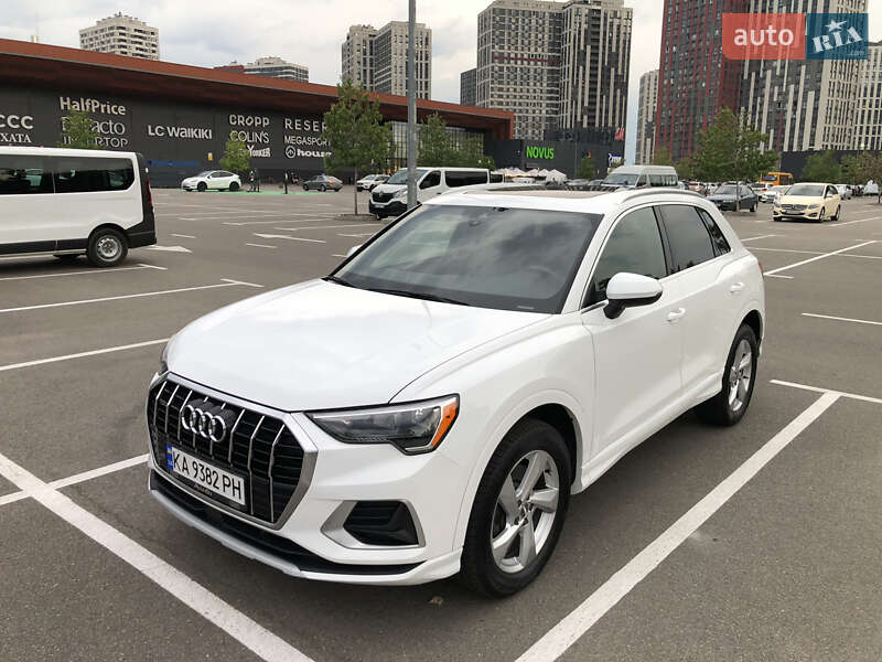 Позашляховик / Кросовер Audi Q3 2019 в 