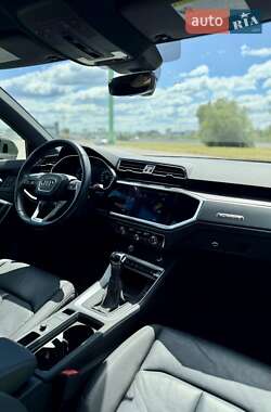 Позашляховик / Кросовер Audi Q3 2019 в 