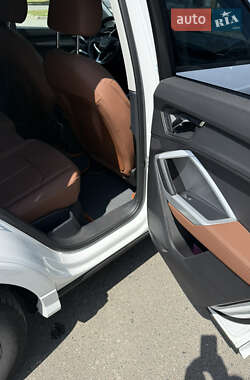 Внедорожник / Кроссовер Audi Q3 2022 в 