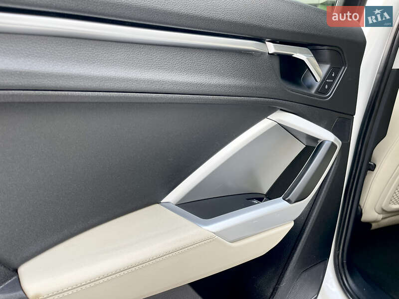 Внедорожник / Кроссовер Audi Q3 2019 в Киеве