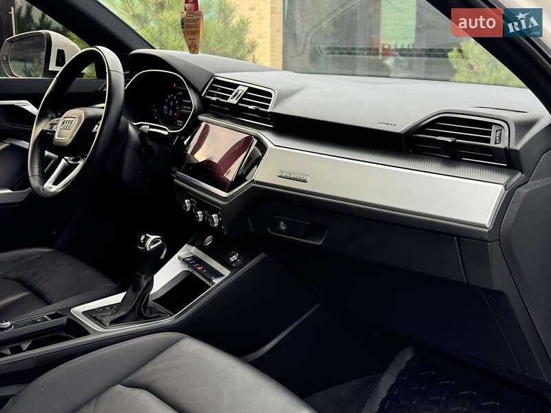 Внедорожник / Кроссовер Audi Q3 2019 в Хмельницком