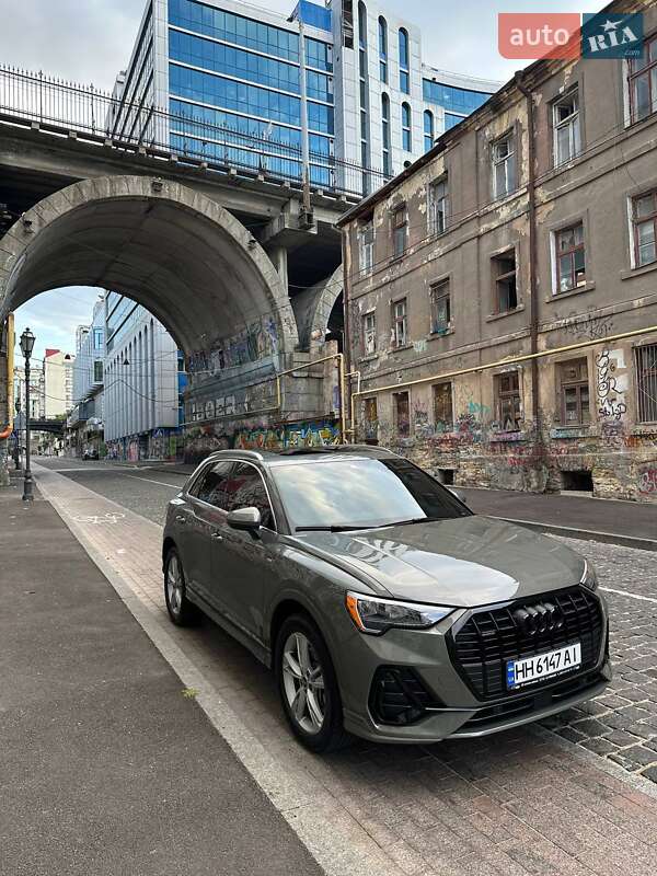 Внедорожник / Кроссовер Audi Q3 2021 в 