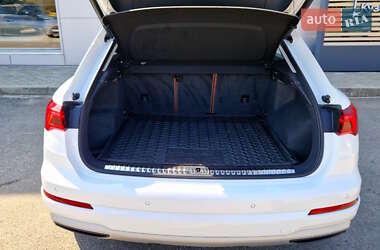 Позашляховик / Кросовер Audi Q3 2023 в 