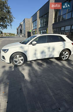 Внедорожник / Кроссовер Audi Q3 2023 в 