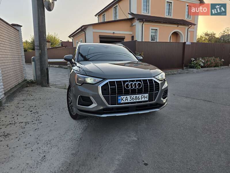 Внедорожник / Кроссовер Audi Q3 2021 в Киеве