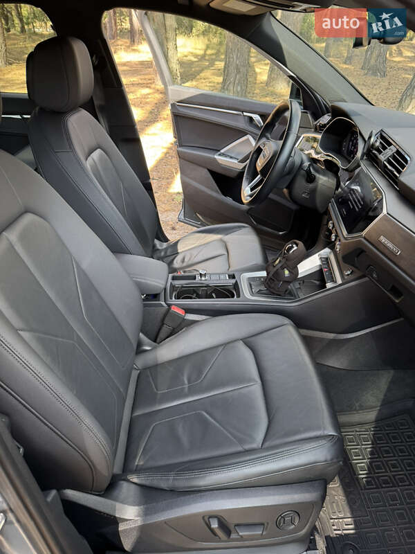Внедорожник / Кроссовер Audi Q3 2019 в Киеве