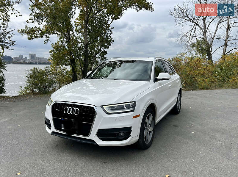 Позашляховик / Кросовер Audi Q3 2015 в 