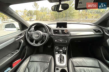 Позашляховик / Кросовер Audi Q3 2015 в 
