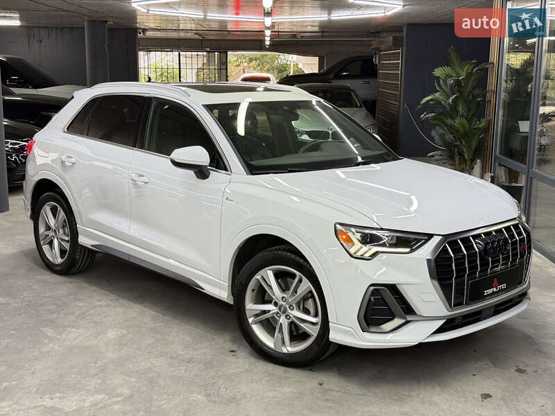 Позашляховик / Кросовер Audi Q3 2019 в 
