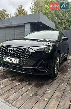 Позашляховик / Кросовер Audi Q3 2022 в 