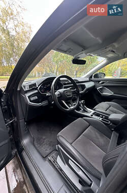 Позашляховик / Кросовер Audi Q3 2022 в 