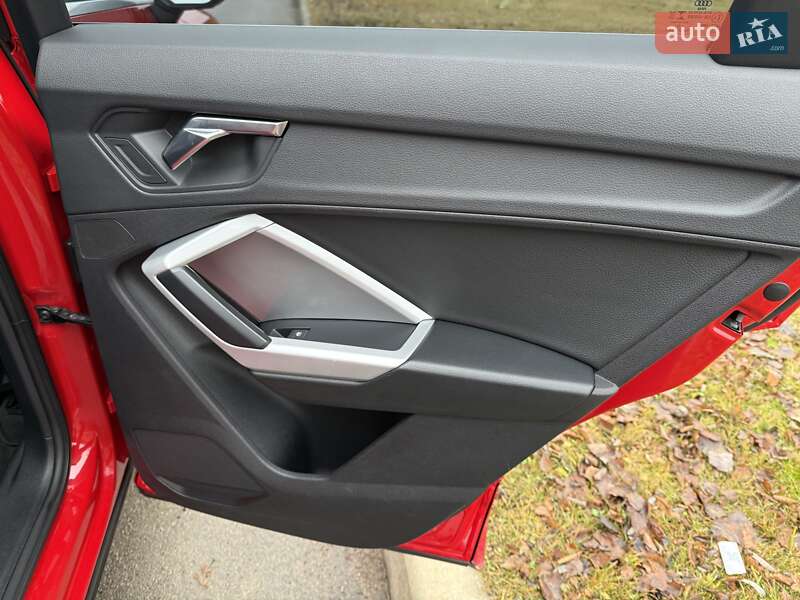 Внедорожник / Кроссовер Audi Q3 2021 в Киеве