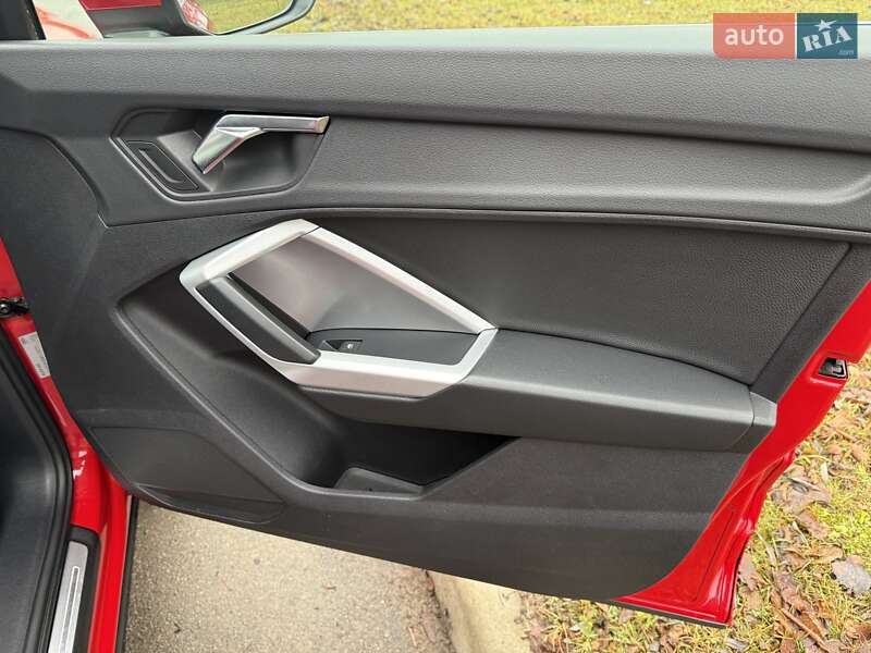 Внедорожник / Кроссовер Audi Q3 2021 в Киеве