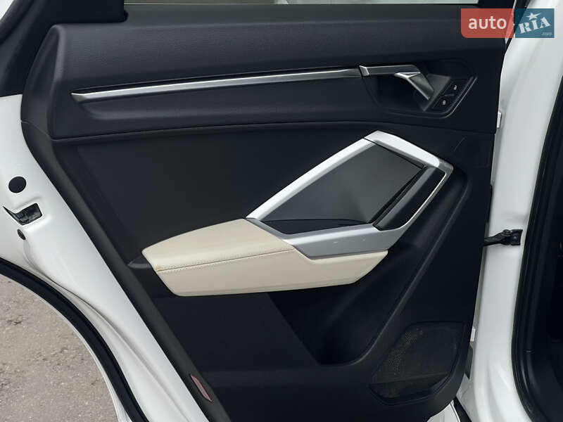 Внедорожник / Кроссовер Audi Q3 2019 в Киеве