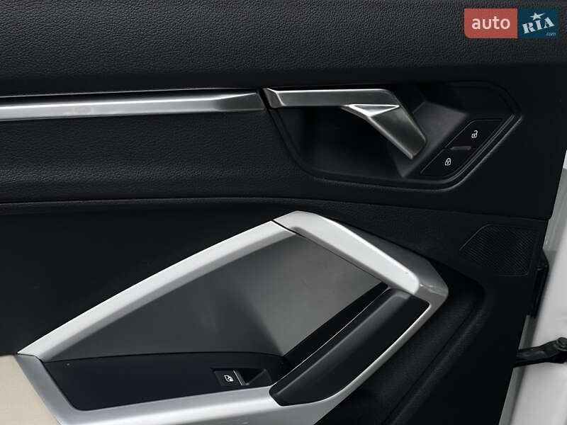 Внедорожник / Кроссовер Audi Q3 2019 в Киеве