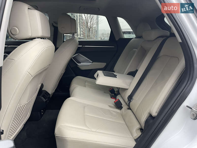 Внедорожник / Кроссовер Audi Q3 2019 в Киеве