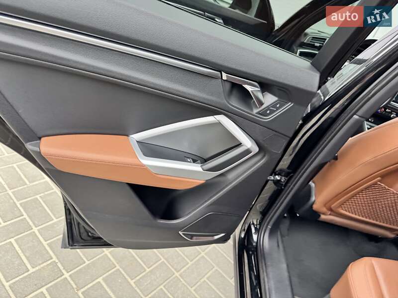 Внедорожник / Кроссовер Audi Q3 2019 в Киеве