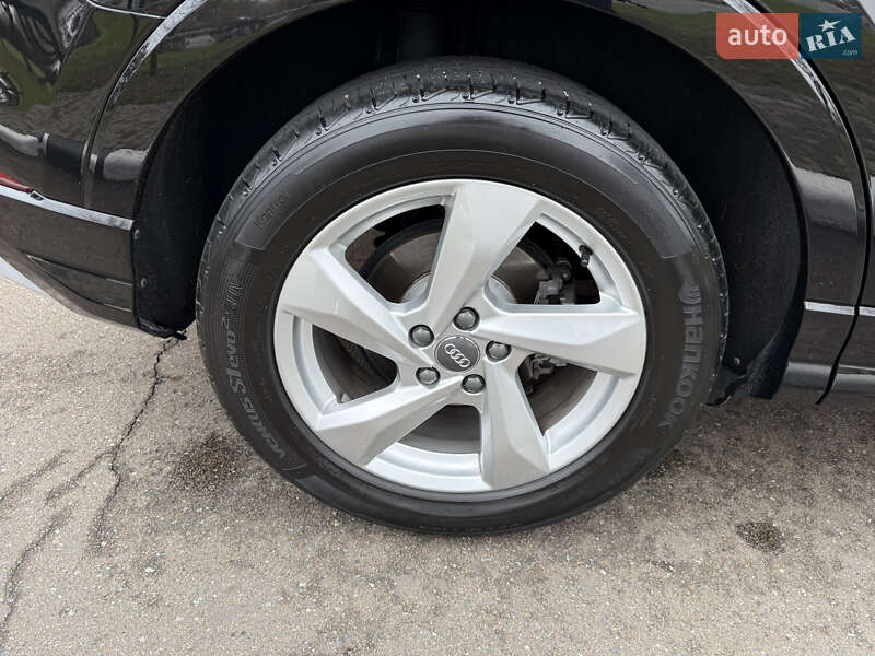 Внедорожник / Кроссовер Audi Q3 2020 в Киеве