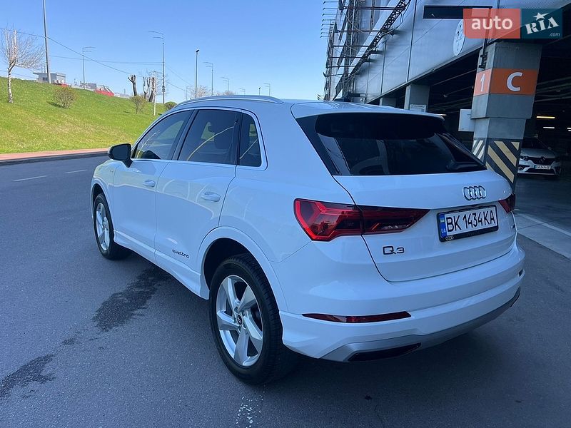 Внедорожник / Кроссовер Audi Q3 2020 в Киеве