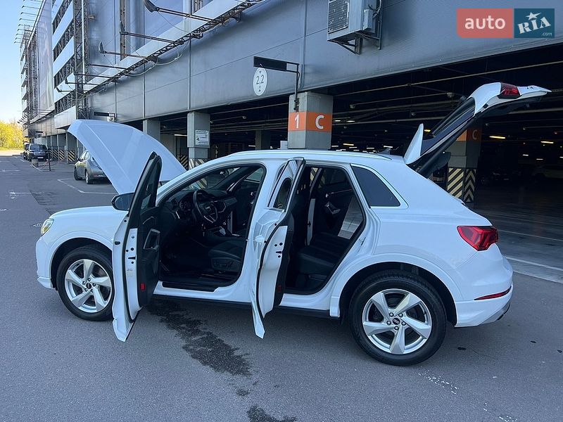 Внедорожник / Кроссовер Audi Q3 2020 в Киеве