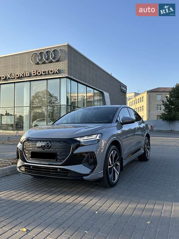 Позашляховик / Кросовер Audi Q4 e-tron 2022 в 