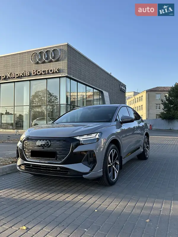 Позашляховик / Кросовер Audi Q4 e-tron 2022 в 