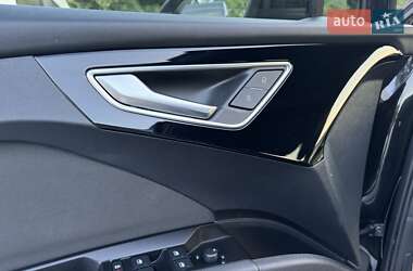 Позашляховик / Кросовер Audi Q4 e-tron 2021 в 