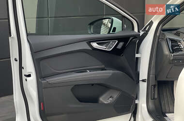 Позашляховик / Кросовер Audi Q4 e-tron 2024 в 