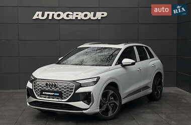 Позашляховик / Кросовер Audi Q4 e-tron 2024 в 