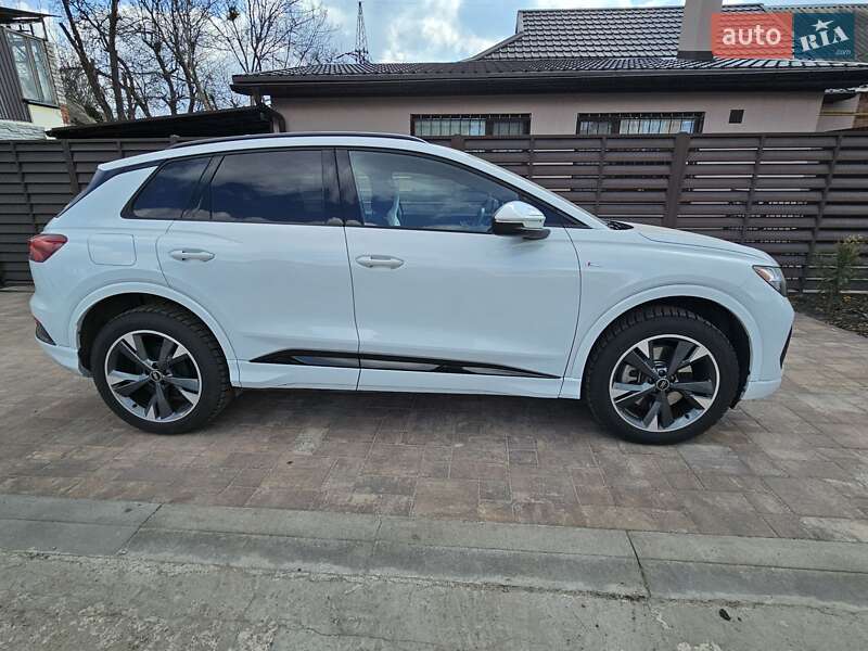 Позашляховик / Кросовер Audi Q4 e-tron 2023 в 