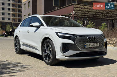 Позашляховик / Кросовер Audi Q4 e-tron 2024 в 