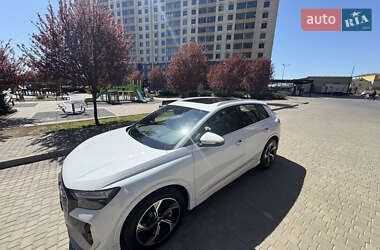 Позашляховик / Кросовер Audi Q4 e-tron 2024 в 