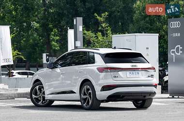 Позашляховик / Кросовер Audi Q4 e-tron 2024 в 