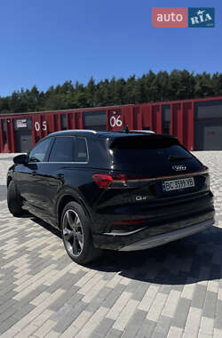 Позашляховик / Кросовер Audi Q4 e-tron 2021 в 