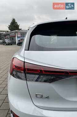 Позашляховик / Кросовер Audi Q4 e-tron 2024 в 