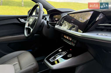 Позашляховик / Кросовер Audi Q4 e-tron 2023 в 