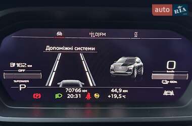 Позашляховик / Кросовер Audi Q4 e-tron 2021 в 