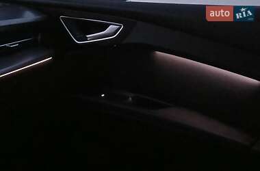 Позашляховик / Кросовер Audi Q4 e-tron 2021 в 