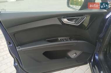 Позашляховик / Кросовер Audi Q4 e-tron 2021 в 