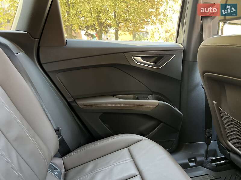 Позашляховик / Кросовер Audi Q4 e-tron 2022 в Дніпрі