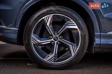 Позашляховик / Кросовер Audi Q4 e-tron 2024 в 