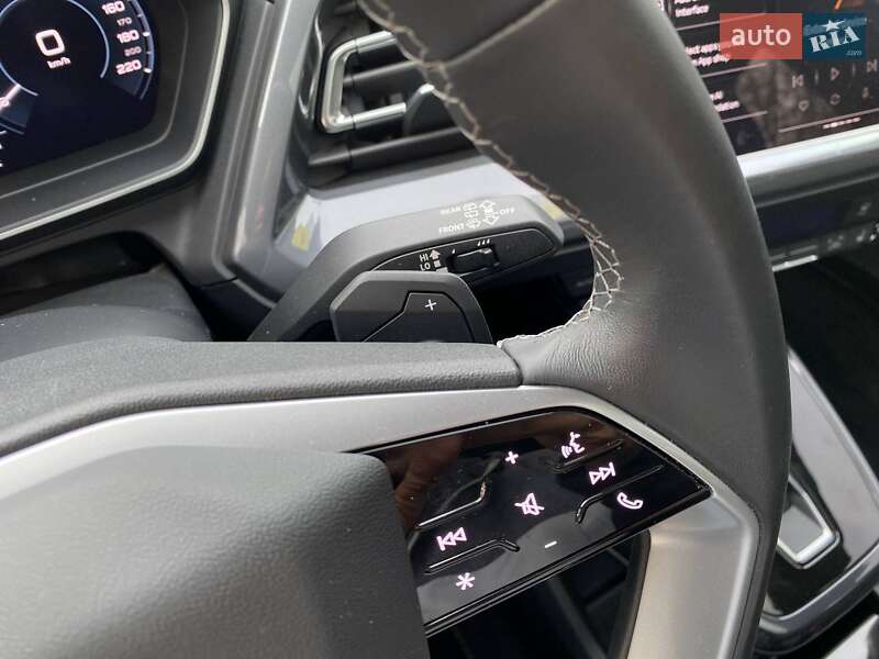Позашляховик / Кросовер Audi Q4 e-tron 2024 в Погребах