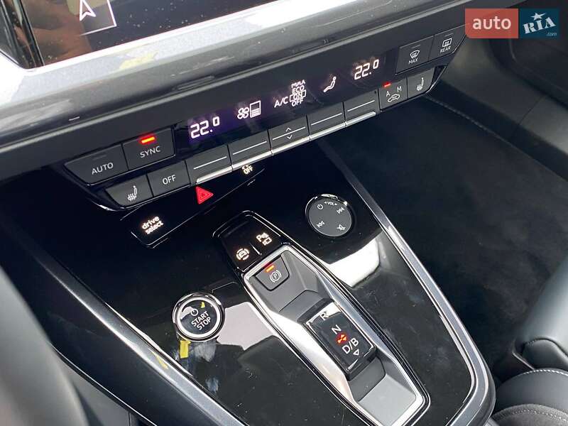 Позашляховик / Кросовер Audi Q4 e-tron 2024 в Погребах