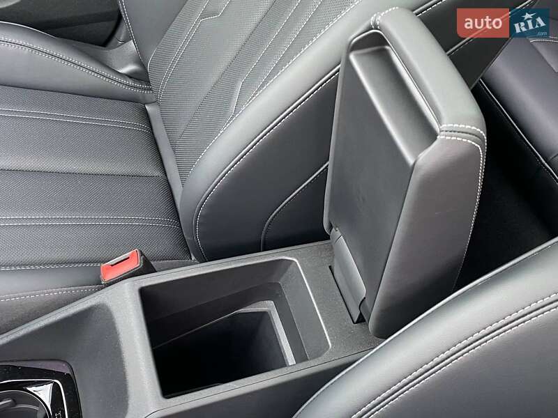 Позашляховик / Кросовер Audi Q4 e-tron 2024 в Погребах